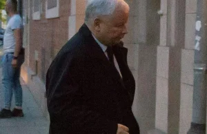 Kaczyński bez maski na grobie brata