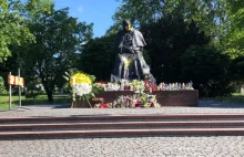 Skandal w Toruniu. Pomnik Jana Pawła II zdewastowany