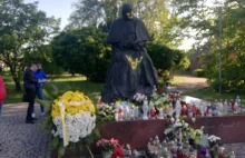 Toruń: pomnik Jana Pawła II zdewastowany w nocy przez nieznanych sprawców