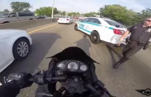 Nowojorski policjant zatrzymuje motocyklistę za nielegalną jazdę między pasami