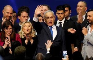 Premier Izraela Benjamin Netanyahu stanie przed sądem.