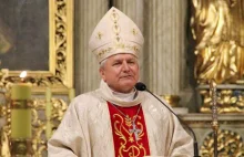 Biskup Edward Janiak udzieli święceń kapłańskich. Mieszkańcy planują protest