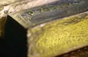 Dzieci znalazły złoto w stosie starych prześcieradeł. Ukryła je nieżyjąca...