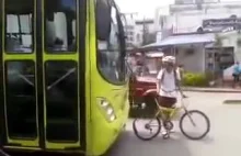 Cyklista tamuje przejazd autobusu