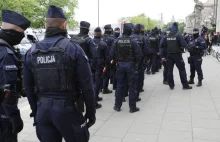 Policja obstawia centrum Warszawy przed strajkiem przedsiębiorców. Tanajno...