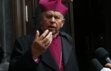 Tuszujący pedofilię biskup Napierała udzielił święceń. F**k You! do dziennikarzy