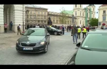 Moment, w którym Tanajno atakuje policjanta