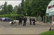 Policja zatrzymuje kobietę przejeżdżającą pod Trójką z transparentem.