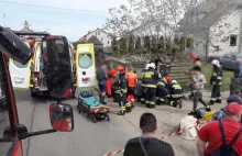 Dwaj chłopcy potrąceni na chodniku. Policja: kierowca pijany, miał sądowy...