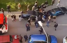 Ludzie wspólnymi siłami przestawiają auto które blokuje przejazd dla wozu straży