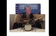 Donald Trump gra Smells Like Teen Spirit na perkusji