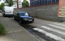 Audi - Paniusia i blokowanie ulicy.