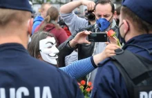 Protest przedsiębiorców. Jeden z zatrzymanych ma objawy zakażenia - Polsat...