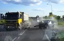 Wjechał na ślepo na skrzyżowanie i rozbił cztery samochody. Aż silnik...