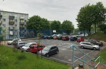 Kierowcy zrobili sobie parking z boiska zamkniętego na czas epidemii