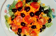 Wegańska sałatka z oliwkami czarnymi i pomidorami - Just Cook It