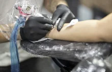 Kobietę zdradził tatuaż na ręce, gdzie widoczne było jej prawdziwe imię