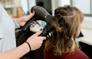 Wieluń: Koronawirus u fryzjerki. Miała kontakt z sześćdziesięcioma klientami