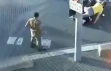 Dwóch pijanych uciekających na skuterze