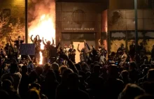 Minneapolis: Demonstranci zajęli i podpalili posterunek policji