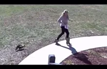 Kobieta próbuje uciekać przed goniącym ją skunksem