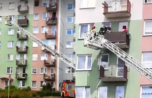 Spektakularna akcja służb. Opiekunka uwięziona na balkonie przez 2-letnie...