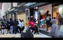 "Protestujący" rabują sklep NIKE w Chicago