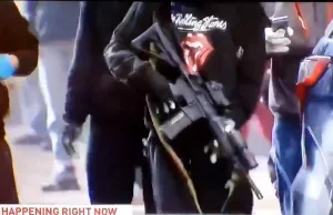 Protesty w USA: M16 dostało się w ręce Antify. Nagle podbiega mężczyzna