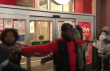 Czarnoskórzy obywatele bronią sklepu przed rabusiami