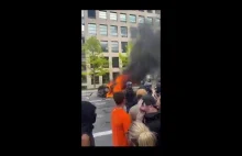 Protesty w USA: tłum pacyfikuje mężczyznę z łukiem i palą jego auto