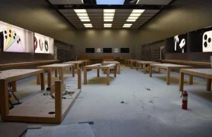 Całkowicie rozkradziony i zdewastowany salon Apple