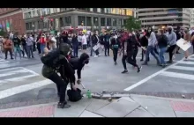 Protestujący w Waszyngtonie oddają członka Antify w ręce Policji
