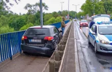 Mistrz z Audi wjechał między barierki na moście