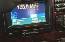 Ciekawie zamaskowane wejście na kasety magnetofonowe w Mercedesie W220