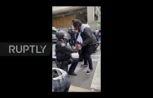 USA: Policjanci z Portland klękają przed protestującym...