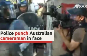 Policjant atakuje kamerzyste Australijskiej twlewizji informacyjnej