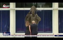 Trump składa wieniec pod pomnikiem JP2