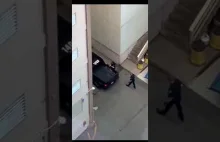 Policja z Bostonu wyładowuje z samochodu kostkę dla protestujących?