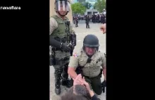Policja w Waszyngtonie klęka przed protestującymi