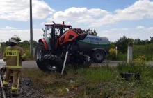 Ciągnik Ursus z beczką asenizacyjną wjechał pod pociąg osobowy