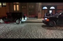 USA: Protestujacy wlamywacze uciekaja Rolls-Royce'm.