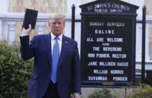 Donald Trump z Biblią pozuje do zdjęć