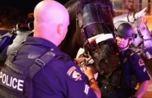 Uprzywilejowany policyjny koń - rasista obrzucony cegłami przez pokojowy protest