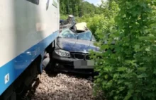 Samochód wjechał pod pociąg Kolei Śląskich. “Sygnalizacja działała...
