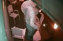 Ukradł stolik sprzed restauracji. Właściciel apeluje do złodzieja