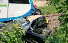 Wypadek w Mikołowie. Kobieta w BMW wjechała pod pociąg na przejeździe kolejowym