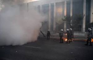 Protest w Atenach. Bomby zapalające rzucone w ambasadę USA