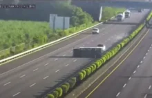 Autopilot Tesli jest bezużyteczny. Nie zauważył leżącej ciężarówki - VIDEO