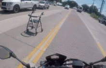 Motocyklista łapie uciekiniera i oddaje w ręce właściciela