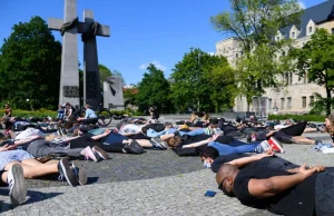 W Poznaniu ludzie przepraszają za Georga Floyda